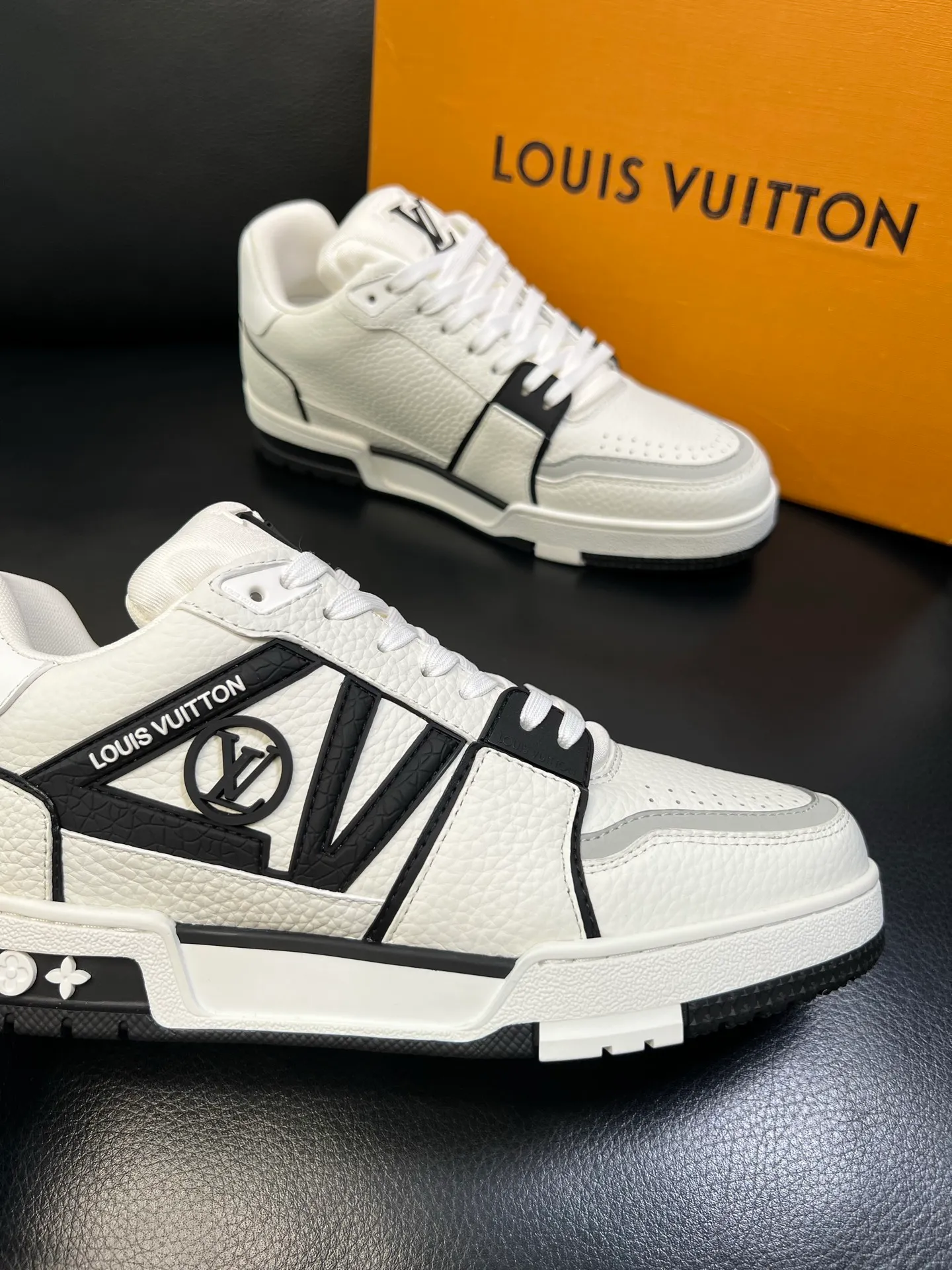 Men's shoes 💰900 Lv top purchasing agent Louis Vuitton, sports sneakers counter synchronization, uppers imported from Italy, high-quality splicing colorful complex crafts, imported mesh pads are soft and comfortable, soles: original soles specially provided by the original factory, T men's shoes 💰U exclusive movable molded soles super comfortable, original factory and single goods, high quality, welcome to compare, code number 39-44 (customized 38 45)